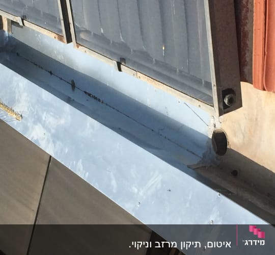 איטום סביב צינור מתכת על גג